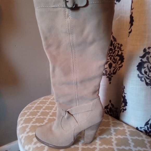Seychelles Tan/ Camel Suede Boots - Picture 6 of 11